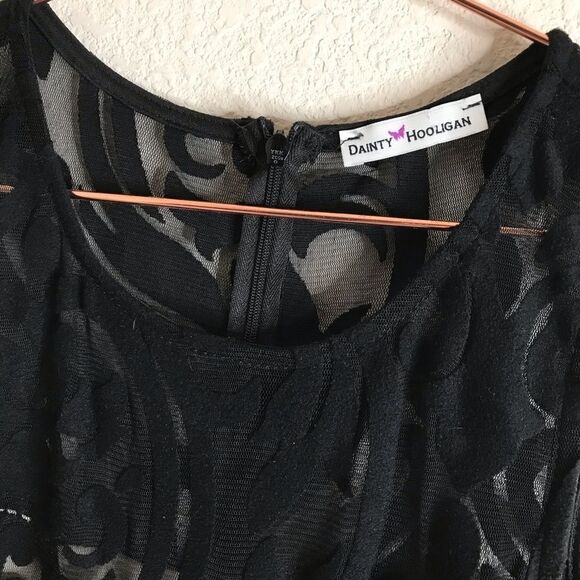 ‎Sheer lace overlay gown - Picture 8 of 10